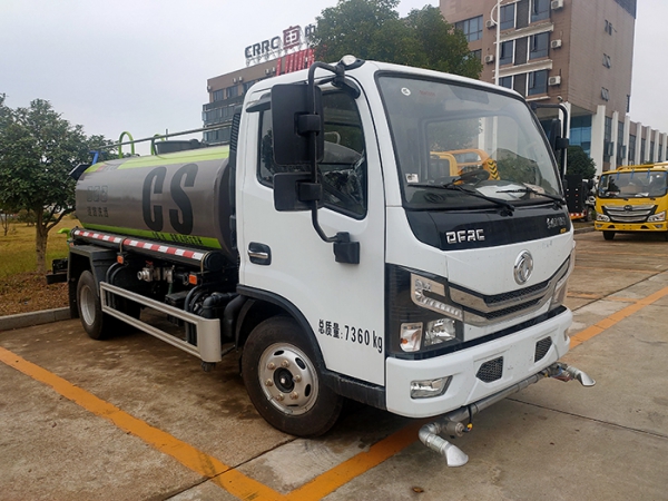 東風多利卡5噸灑水車