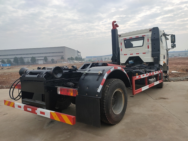 解放J6L單橋14方鈎臂垃圾車