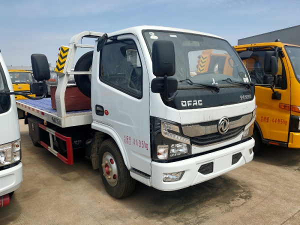 東風多利卡藍牌一拖二平闆清障車