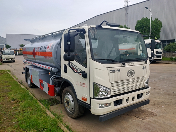 解放J6F單橋9.5方運油車