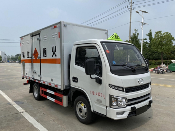 上汽躍進(jìn)藍牌爆破器材運輸車