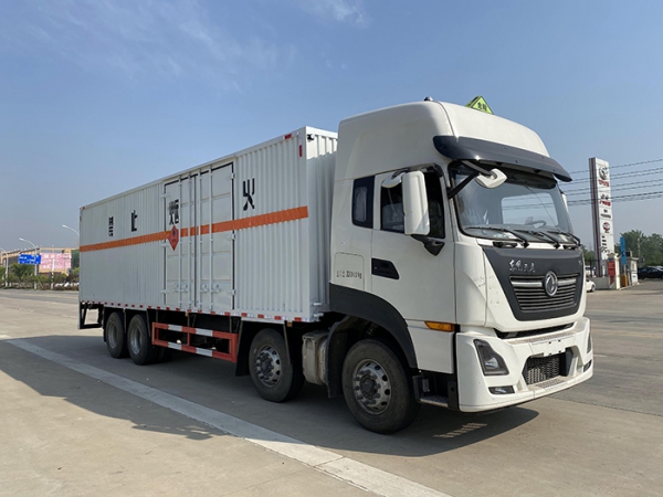 東風天龍前四後(hòu)八雜項危險物品廂式運輸車