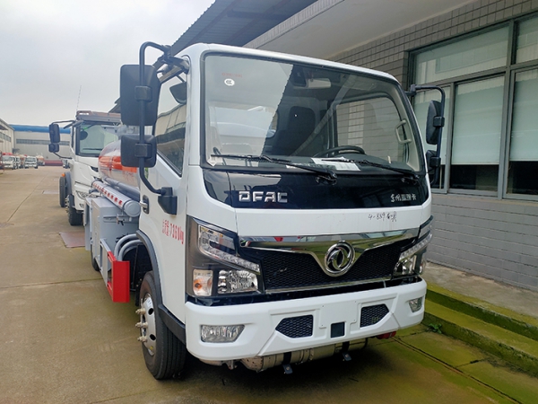 東風多利卡4.5方運油車