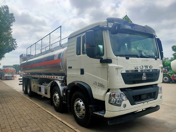 重汽豪沃前四後(hòu)八26方鋁合金運油車