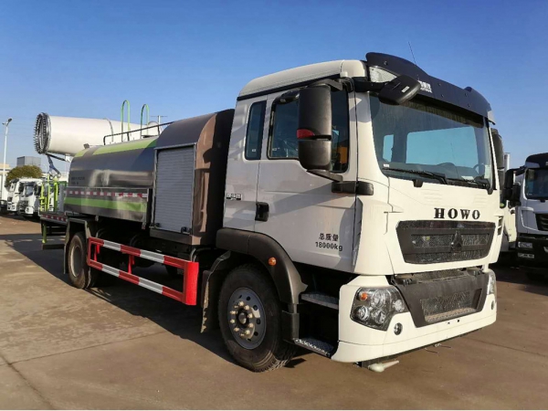 重汽豪沃9噸多功能(néng)抑塵車