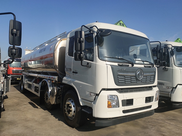 東風天錦小三軸21.2方鋁合金運油車