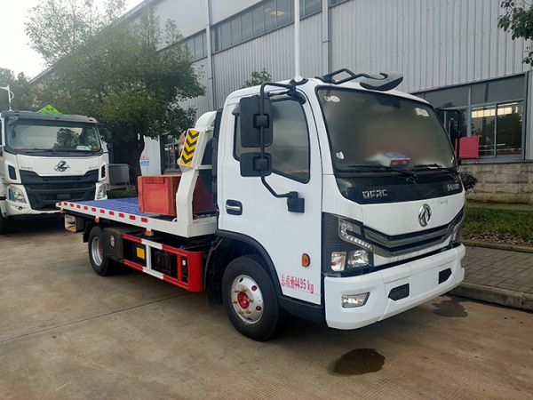 東風多利卡藍牌一拖二平闆清障車