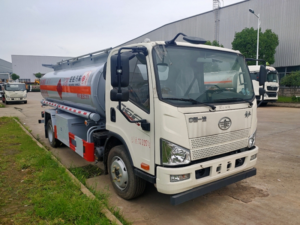 解放J6F單橋8.5方加油車