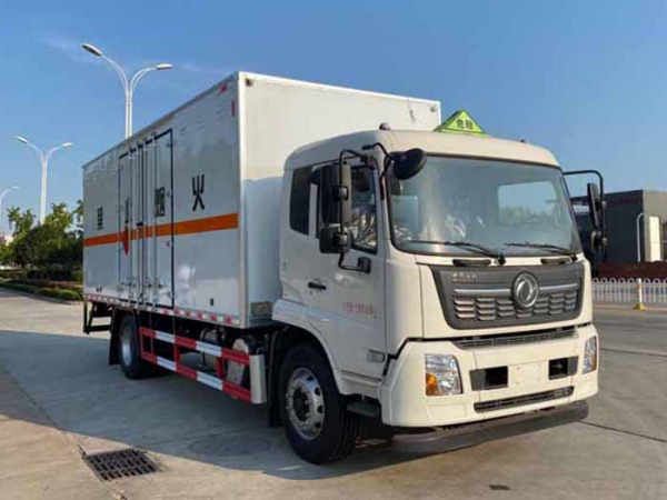 東風天錦易燃固體廂式運輸車