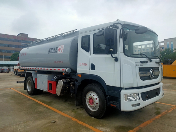 東風D9多利卡16.3方普通液體運輸車