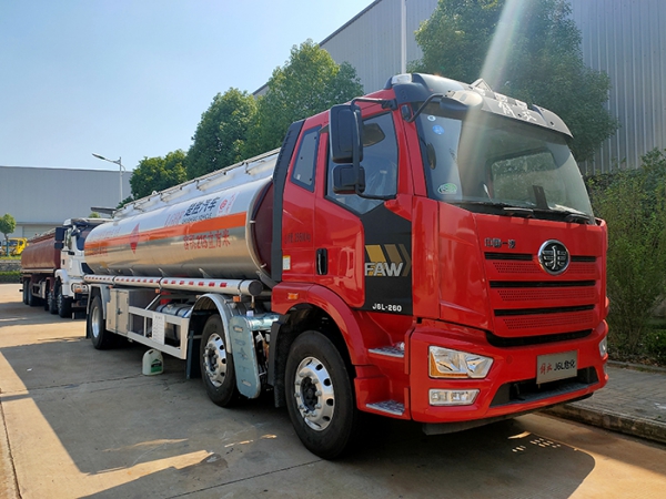 解放J6L小三軸21.5方鋁合金運油車