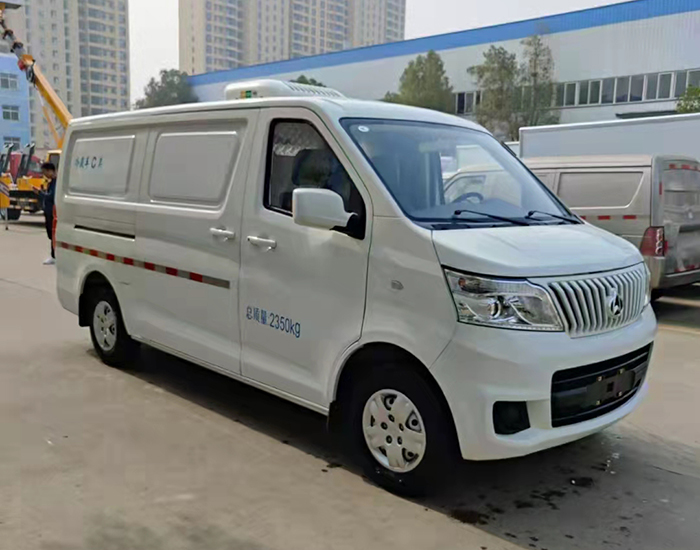 長(cháng)安睿行M80面(miàn)包冷藏車