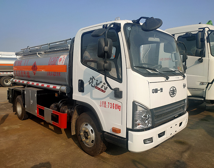 解放J6F單橋5.03方運油車