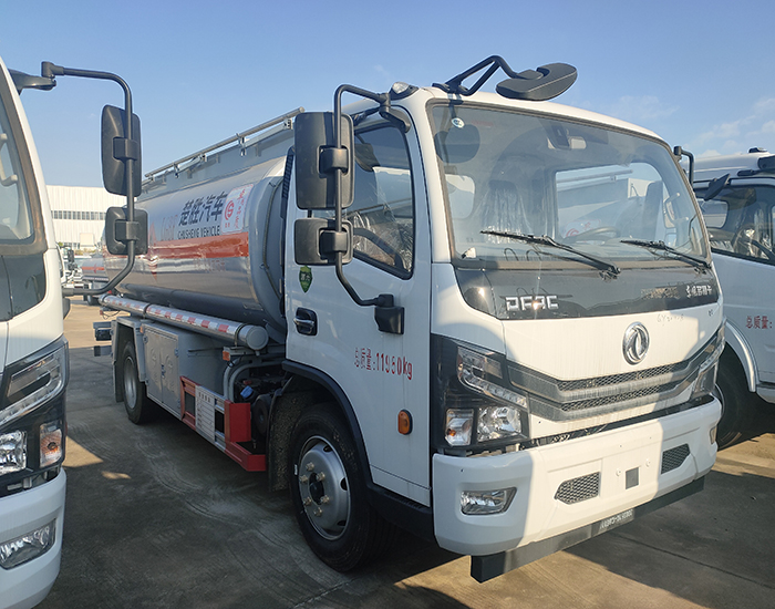 東風多利卡9.9方運油車