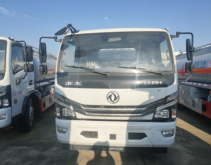 東風多利卡9.9方運油車
