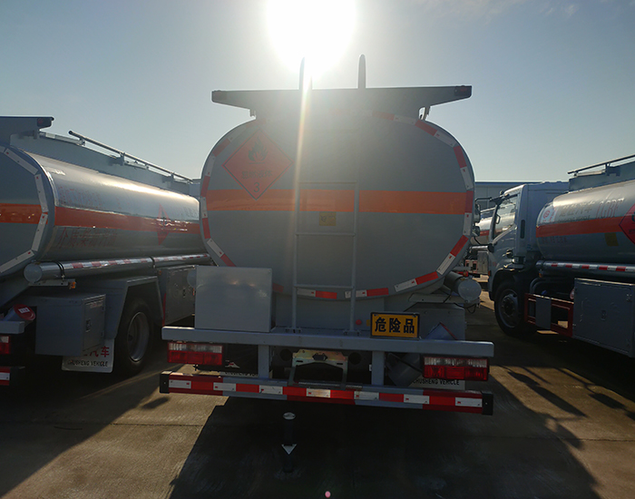 東風多利卡9.9方運油車