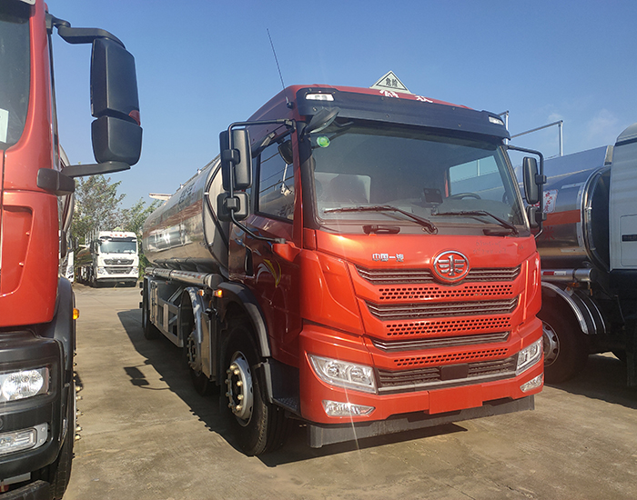 解放龍V小三軸21.1方鋁合金運油車