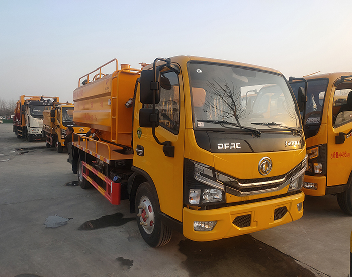 東風多利卡藍牌6方清洗吸污車